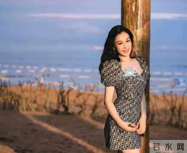 钟丽缇怀孕：52岁钟丽缇去医院被疑怀四胎！坐轮椅脸苍白，当场下跪对老公表白