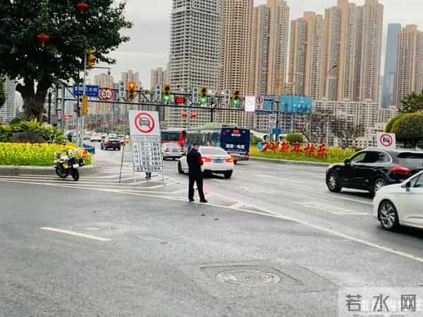 重庆嫩雀儿：直击重庆第一个限行+限号工作日交通路况！网友：被堵到怀疑人生