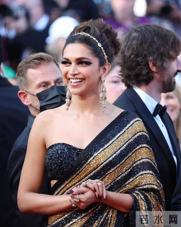 嘎纳红毯:戛纳红毯来了!有人脸僵有人礼服奇葩,还有“法国毯星”抢镜