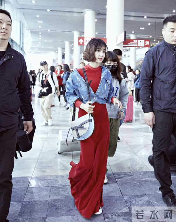 蔡依林穿泳衣上街