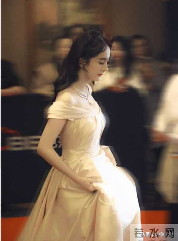 杨幂养了两个小鬼