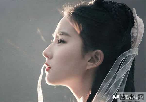 柳岩的胸：柳岩的胸、许晴的臀，女星身上最出众的部位，连整形医生都得羡慕