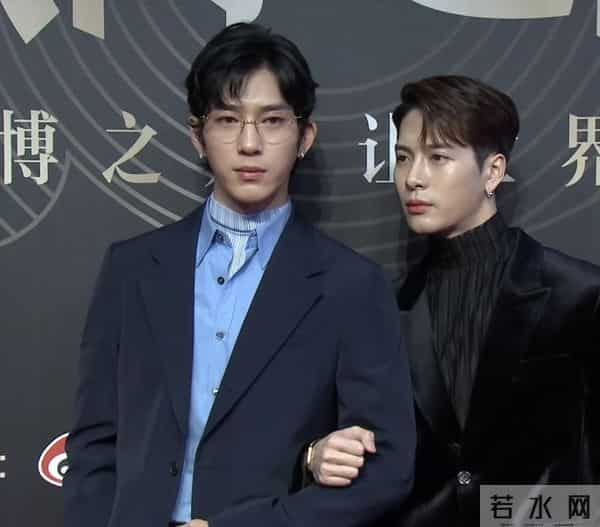 王嘉尔挽着井柏然走红毯