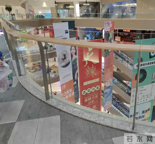 女子逛商场被跳楼者砸伤住进ICU