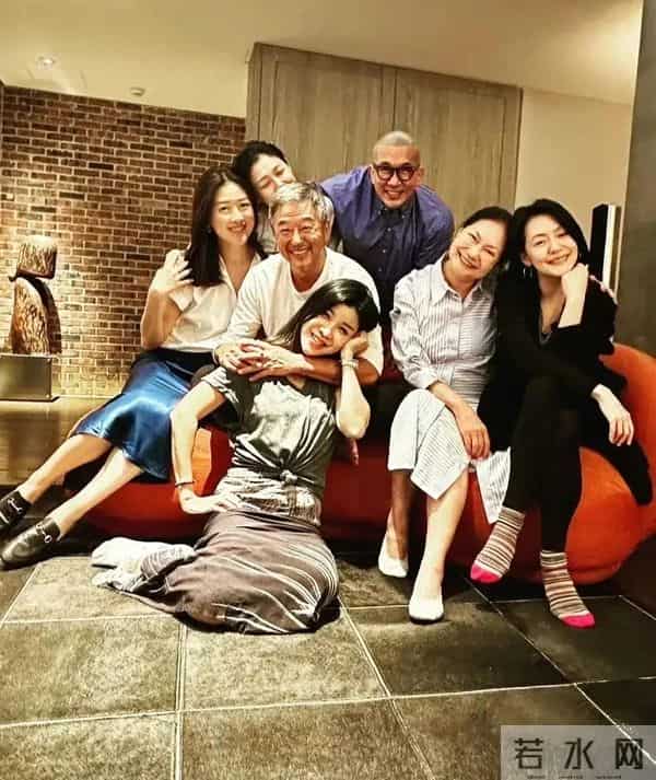 伟忠哥:大S具俊晔参加伟忠哥女儿归宁宴,盛装打扮合影都手牵手,大S胖了