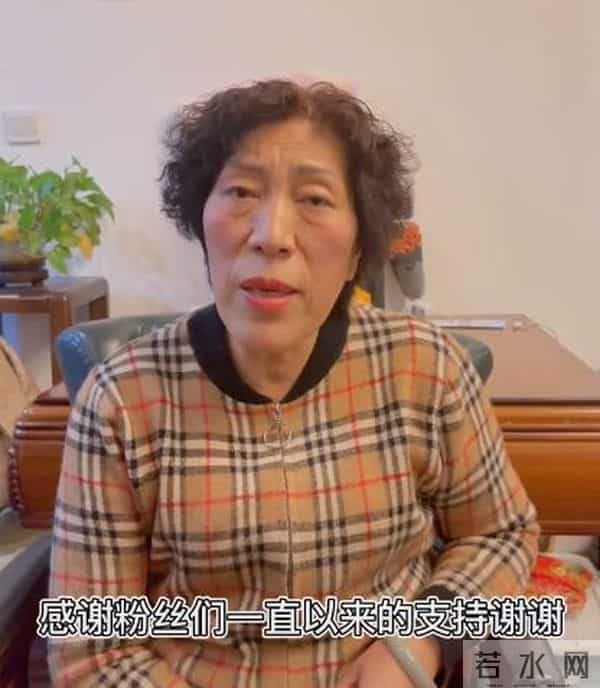 乔任梁妈妈:乔任梁妈妈独往墓园扫墓,向爱子报平安泪点多,碑前满是鲜花供品
