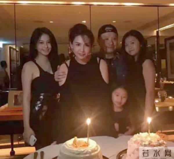 邱淑贞三女儿同框