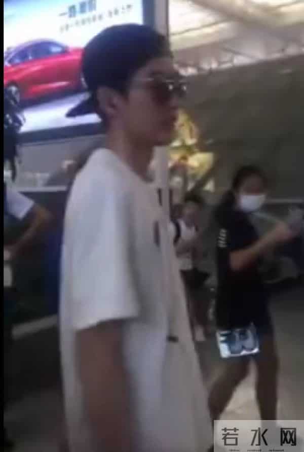 虹桥一姐:还记得那个跟拍明星的虹桥一姐吗?现在明星要反过来蹭她热度了!