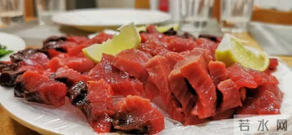 重庆大叔坐家门口沙发上看海