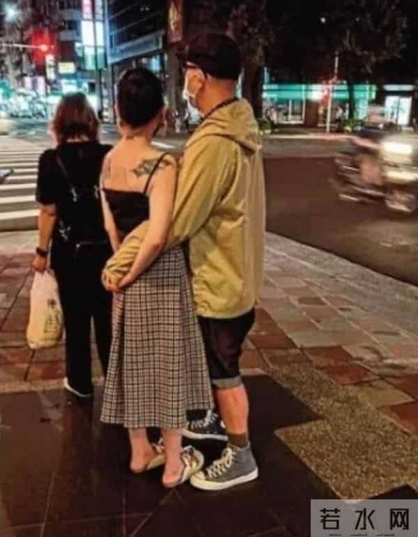 比基尼派对:具俊晔开比基尼派对,美女如云穿着大胆,开香槟庆祝不怕大S吃醋