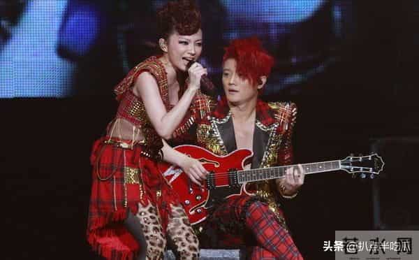 阿沁：阿沁被踢出飞儿，网友：天道好轮回？前主唱詹雯婷才是最大受害者