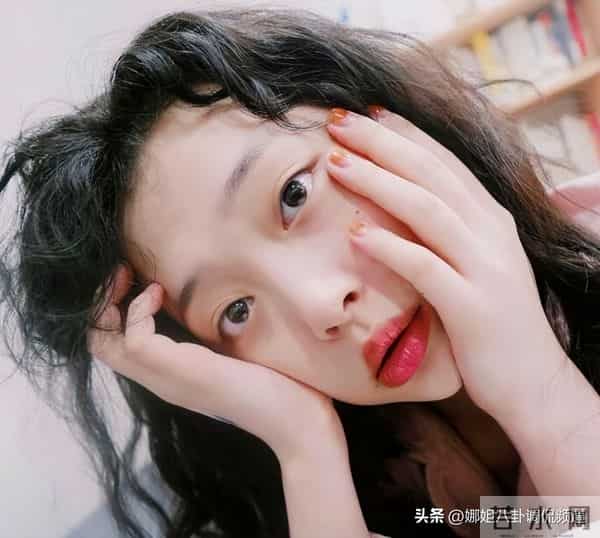 韩素希晒绘画作品被担心精神状态