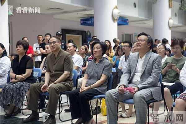 眼镜哥哥:“眼镜哥哥”爱心行动捐赠仪式在上海举行