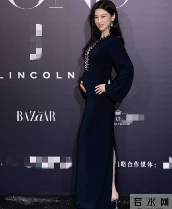 朱珠挺孕肚走红毯