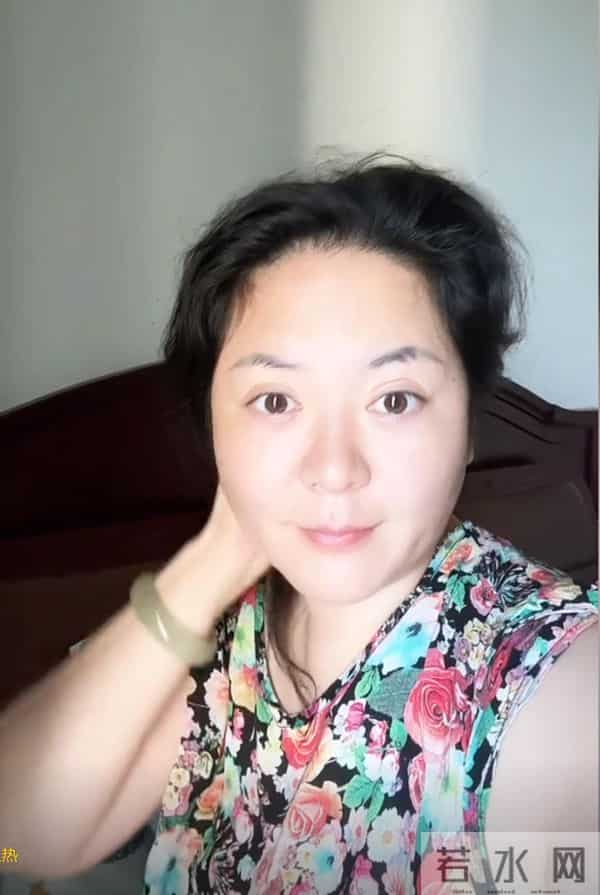 单亲妈妈嫁女儿同学的爸爸