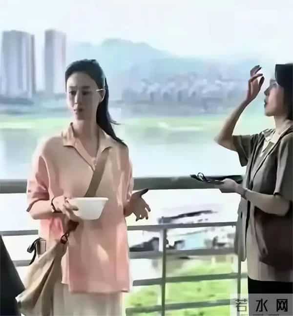 重庆艾薇儿:41岁的蒋欣在重庆炸街,瘦成排骨胸筷子腿仍凹凸有致有魅力