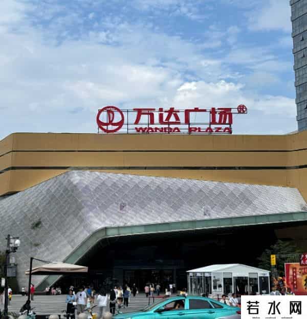 71岁王健林限高取消，暴瘦还债卖广场，儿子王思聪却在潇洒度假