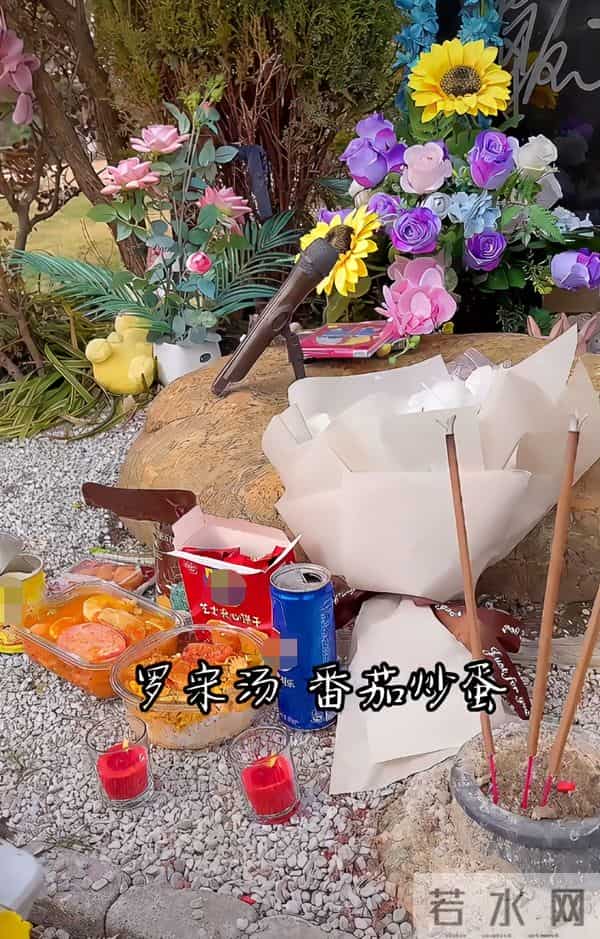 乔任梁妈妈:乔任梁妈妈独往墓园扫墓,向爱子报平安泪点多,碑前满是鲜花供品