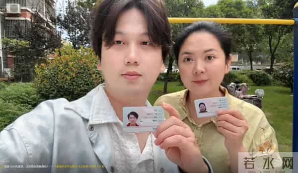 单亲妈妈嫁女儿同学的爸爸