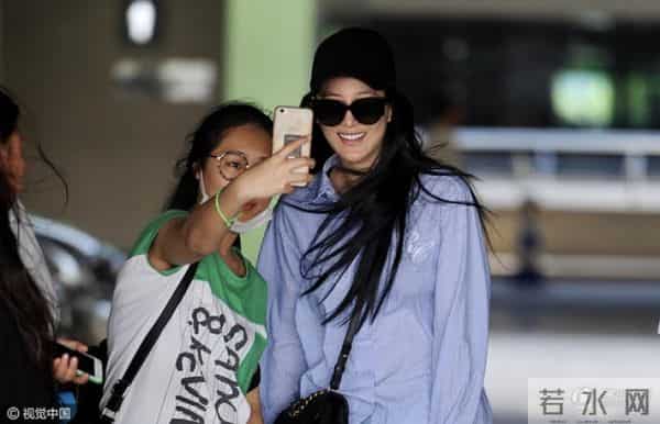 虹桥一姐:还记得那个跟拍明星的虹桥一姐吗?现在明星要反过来蹭她热度了!