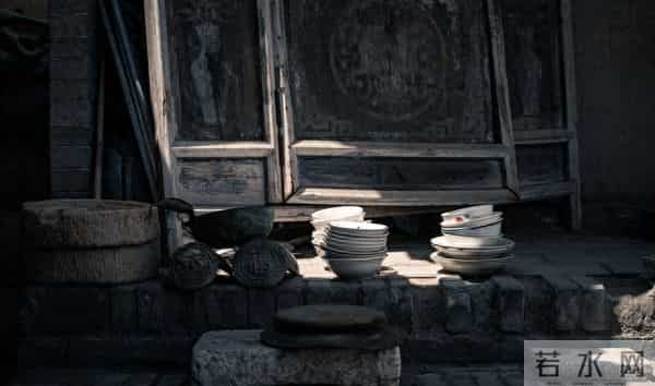 画室模特：我在画室给女模特写生，她悄悄解开了衬衫的第二颗扣子