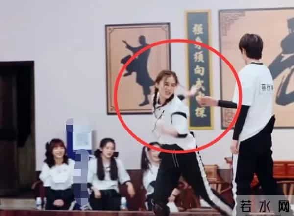 蔡徐坤和baby亲吻