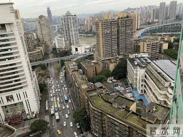 重庆嫩雀儿：直击重庆第一个限行+限号工作日交通路况！网友：被堵到怀疑人生
