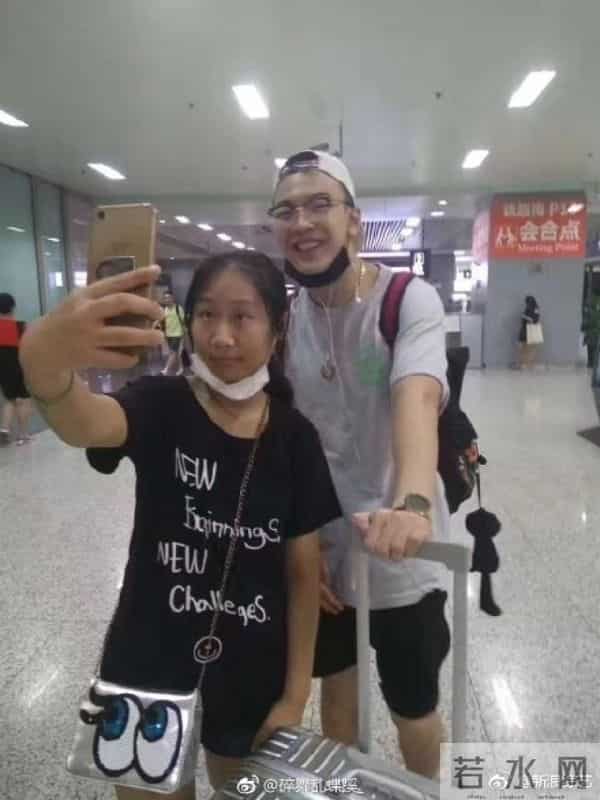 虹桥一姐:还记得那个跟拍明星的虹桥一姐吗?现在明星要反过来蹭她热度了!