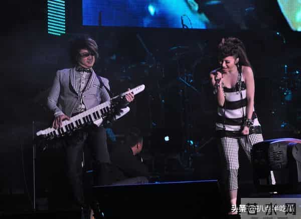 阿沁：阿沁被踢出飞儿，网友：天道好轮回？前主唱詹雯婷才是最大受害者