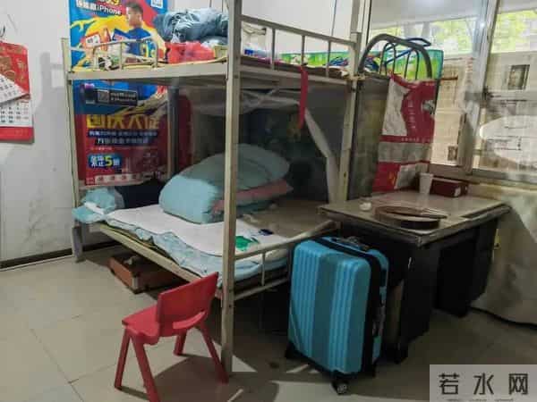 和保安在岗亭里做了