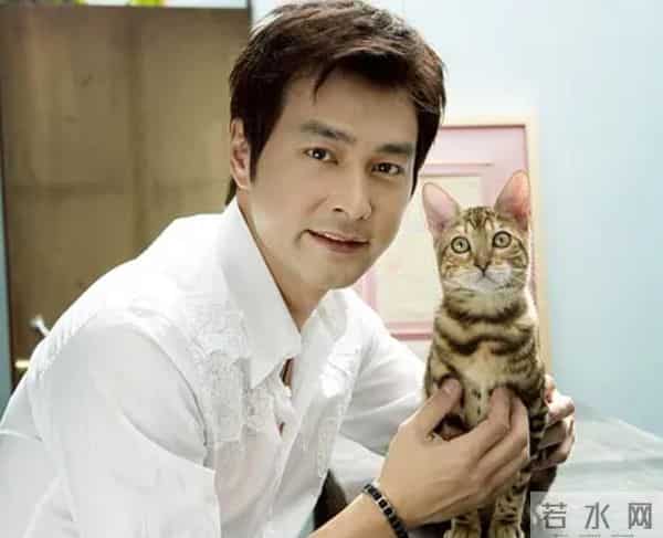 连凯老婆:52岁连凯全家定居内地,经营化妆培训中心,近照胡子拉碴男人味足