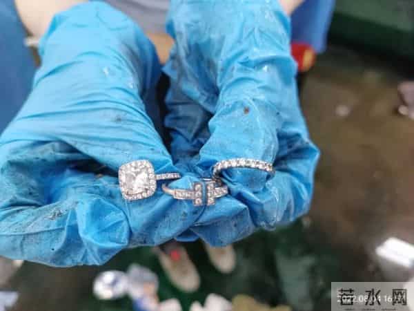 保姆误扔3枚钻戒价值20万