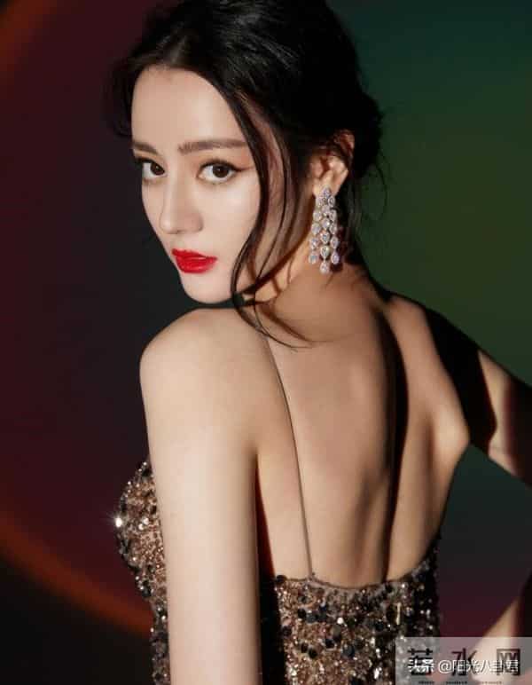 柳岩的胸：柳岩的胸、许晴的臀，女星身上最出众的部位，连整形医生都得羡慕
