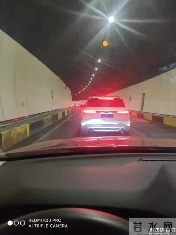 重庆嫩雀儿：直击重庆第一个限行+限号工作日交通路况！网友：被堵到怀疑人生