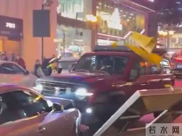重庆解放碑路男子逆行撞车