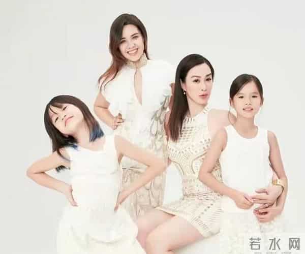 钟丽缇怀孕：52岁钟丽缇去医院被疑怀四胎！坐轮椅脸苍白，当场下跪对老公表白