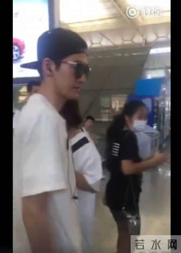 虹桥一姐:还记得那个跟拍明星的虹桥一姐吗?现在明星要反过来蹭她热度了!