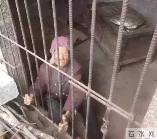 夫妻将老母当猪养