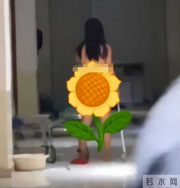 女子一丝不挂大闹男宿舍