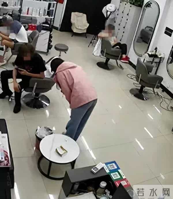 临沂女干部亮证件身份被扒