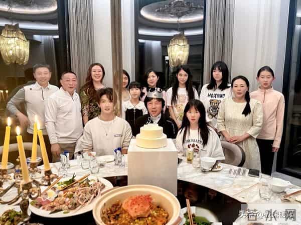 罗昊年龄：_蛋糕大王_罗红迎58岁生日，小女儿妞妞颜值惊艳，长子罗昊缺席