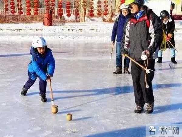 冷的噻:冷得噻!武汉多处湖泊结了冰!市民:能踩着玩吗?丨最武汉