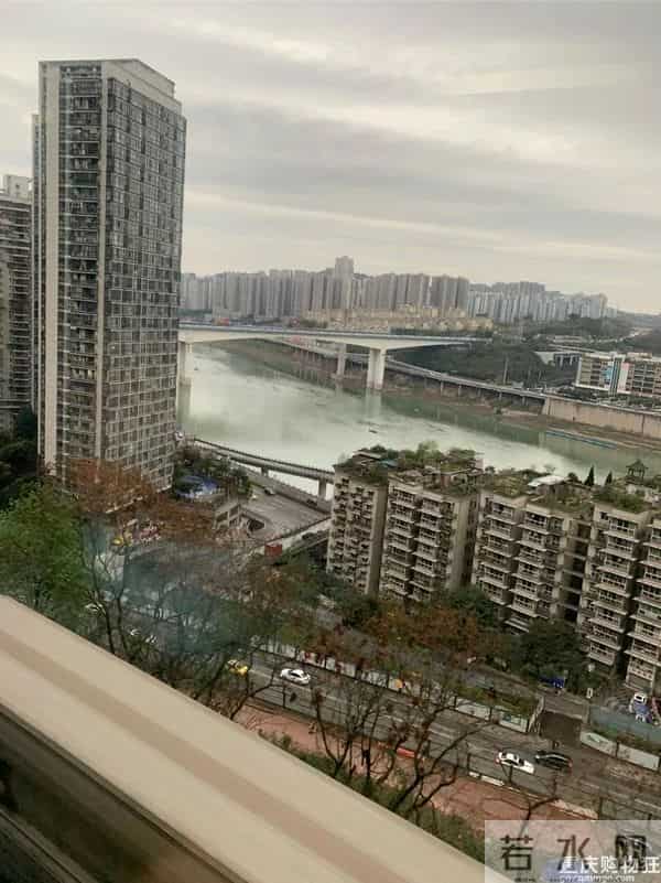 重庆嫩雀儿：直击重庆第一个限行+限号工作日交通路况！网友：被堵到怀疑人生