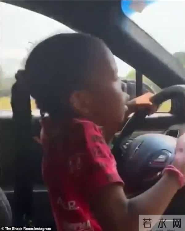 小女孩开车：美国小女孩开车上路引热议 父亲系格莱美奖得主