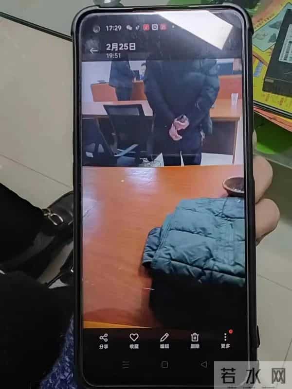 和保安在岗亭里做了