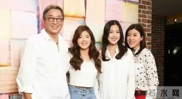 伟忠哥:大S具俊晔参加伟忠哥女儿归宁宴,盛装打扮合影都手牵手,大S胖了