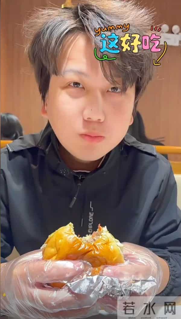 单亲妈妈嫁女儿同学的爸爸