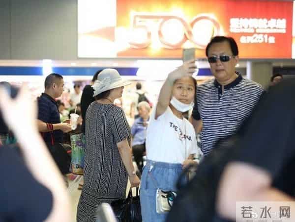 虹桥一姐:还记得那个跟拍明星的虹桥一姐吗?现在明星要反过来蹭她热度了!