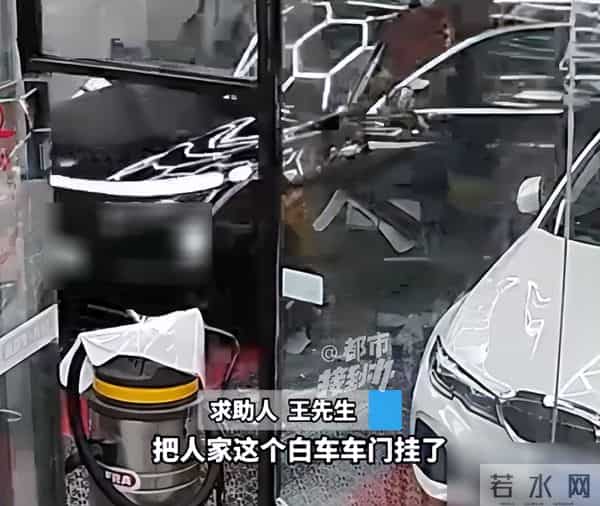 新车上牌撞两豪车