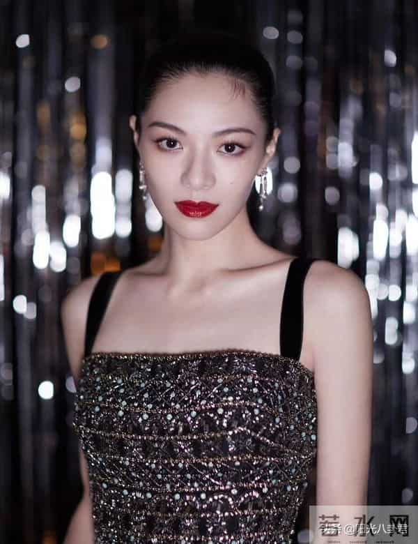 柳岩的胸：柳岩的胸、许晴的臀，女星身上最出众的部位，连整形医生都得羡慕